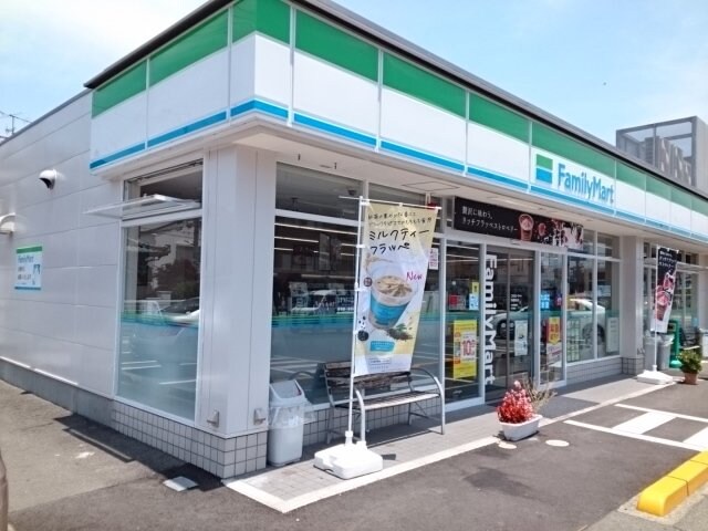 物件外観写真4　(ファミリーマート南斎院町店様まで300m)