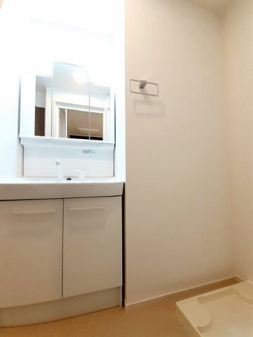 物件内観写真17　(明るい洗面所です)