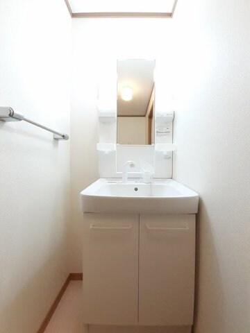 物件内観写真17　(ゆったりとスペースのある洗面所)