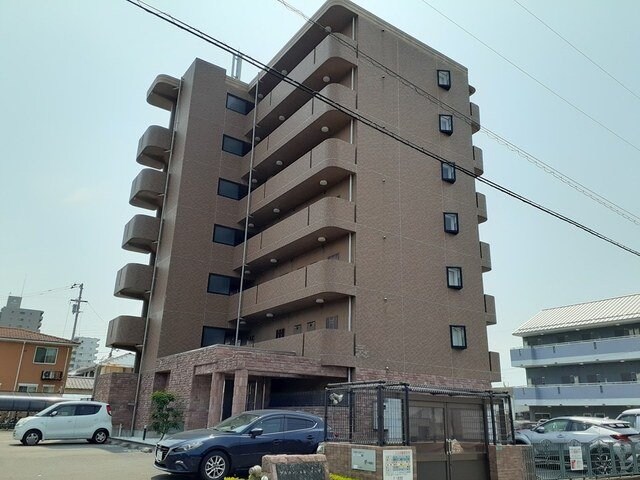 物件外観写真1　(外観は落ち着いています)