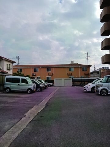 物件外観写真2　(駐車場があるので、車を買う予定の方も安心です)