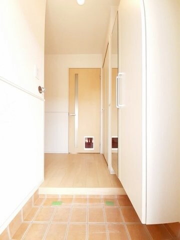 物件内観写真15　(明るい玄関です)