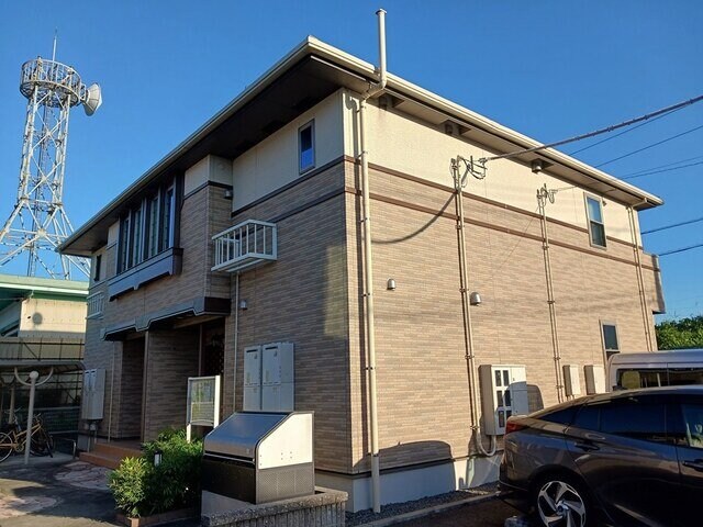 物件外観写真1　(外観は落ち着いています)