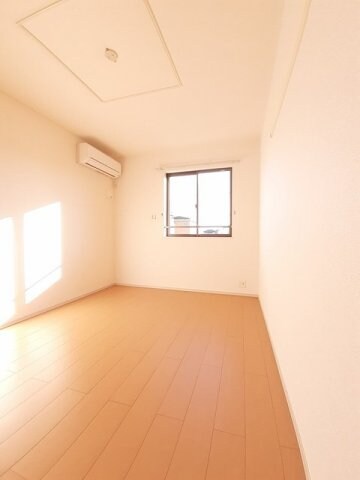 物件内観写真12　(明るい色調の室内です)