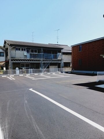 物件外観写真2　(駐車場があるので、車を買う予定の方も安心です)
