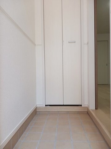 物件内観写真15　(明るい玄関です)