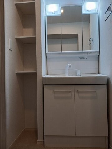 物件内観写真17　(ゆったりとスペースのある洗面所)