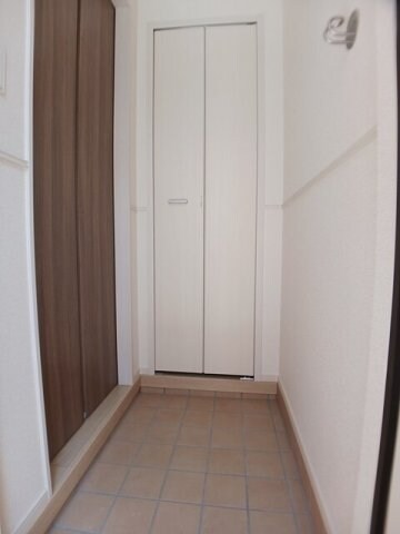 物件内観写真15　(明るい玄関です)