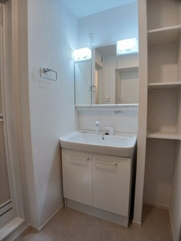 物件内観写真17　(広い洗面スペース)