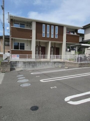 物件外観写真2　(駐車場完備です)