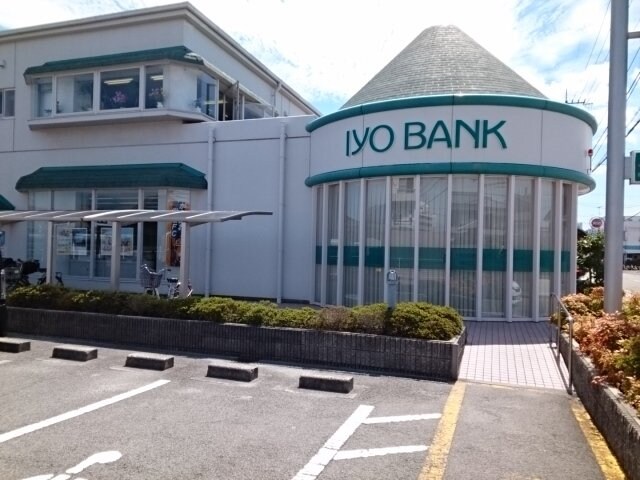 物件外観写真7　(伊予銀行三津東支店様まで650m)