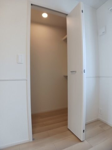 物件内観写真14　(大きなスペースがあり、収納には困りません)