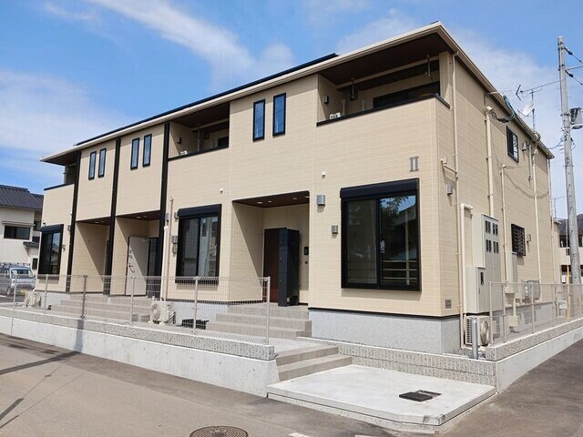 物件外観写真1　(外観は落ち着いています)