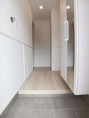 物件内観写真15　(落ち着いた玄関です)