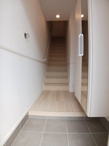 物件内観写真15　(収納もある玄関です)