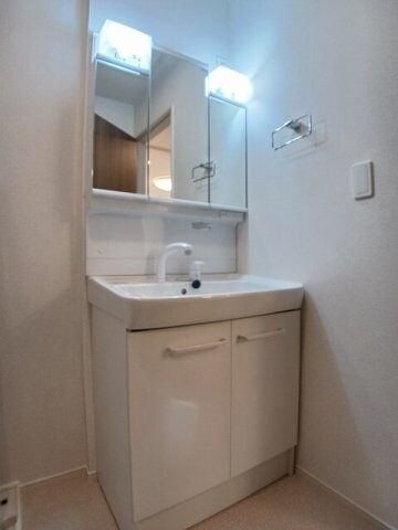 物件内観写真17　(明るい洗面所です)