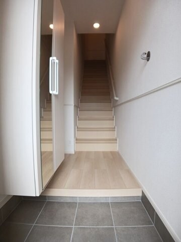 物件内観写真15　(落ち着いた玄関です)