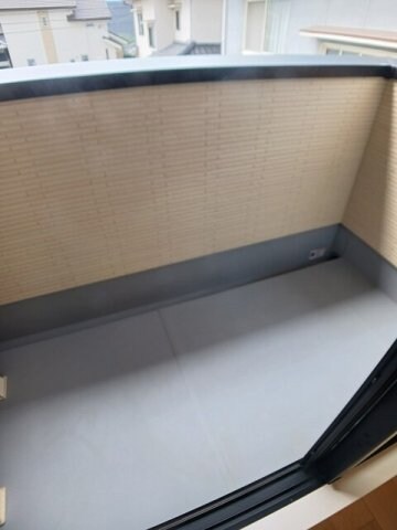 物件内観写真18　(お洗濯にも便利なバルコニー付き)