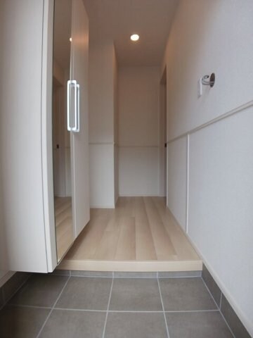 物件内観写真15　(明るい玄関です)