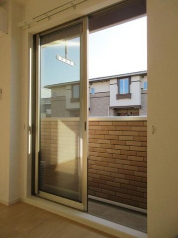 物件内観写真16　(暖かな日差しのふりそそぐバルコニー)