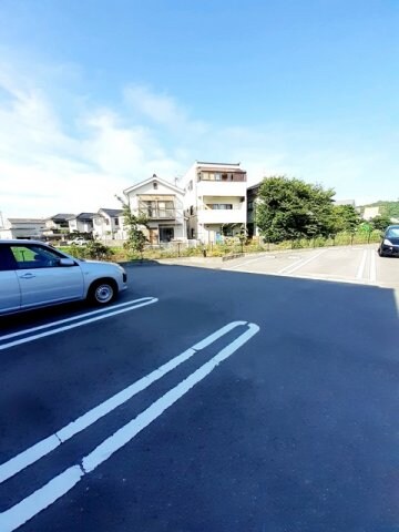 物件外観写真2　(駐車スペースもあります)