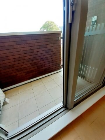 物件内観写真18　(お洗濯にも便利なバルコニー付き)