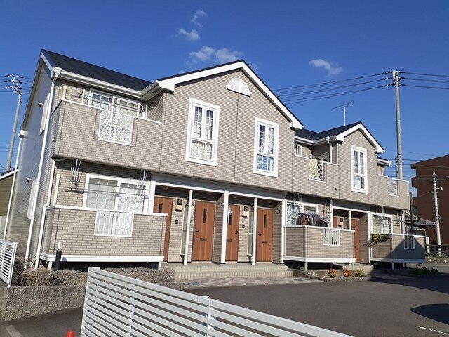 物件外観写真1　(外観は落ち着いています)