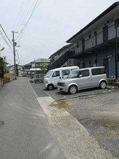 物件外観写真2　(駐車場があるので、車を買う予定の方も安心です)