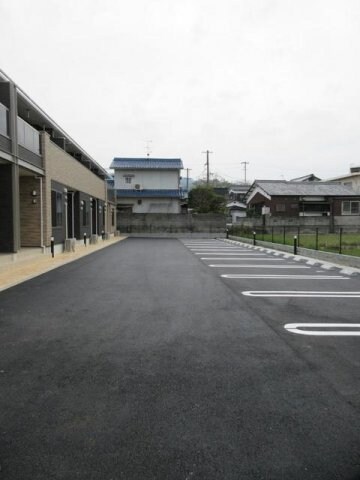 物件外観写真2　(駐車スペースもあります)