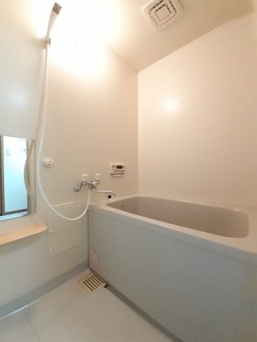 物件内観写真11　(日々の疲れを癒すお風呂付です)