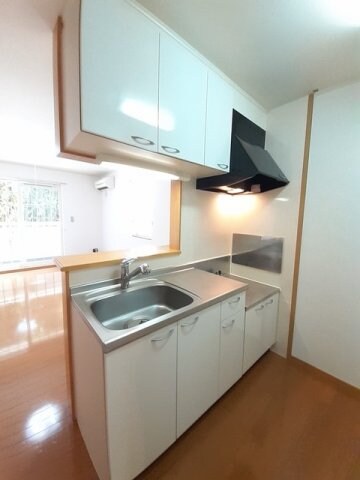 物件内観写真10　(コンパクトなキッチンで掃除もラクラク)