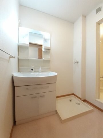 物件内観写真15　(ゆったりとスペースのある洗面所)