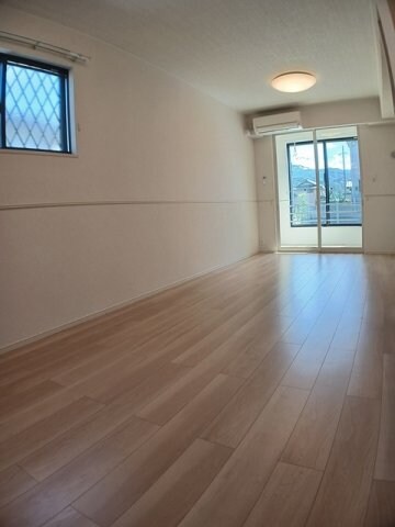 物件内観写真9　(内装は落ち着いています)