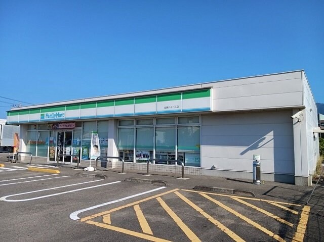 物件外観写真5　(ファミリーマートバイパス店様まで550m)