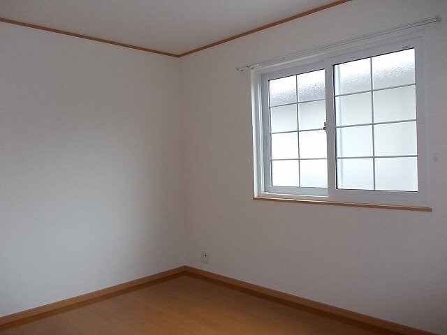 物件内観写真12　(明るい色調の室内です)