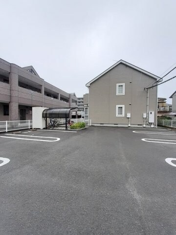 物件外観写真2　(駐車場に車を止められます)