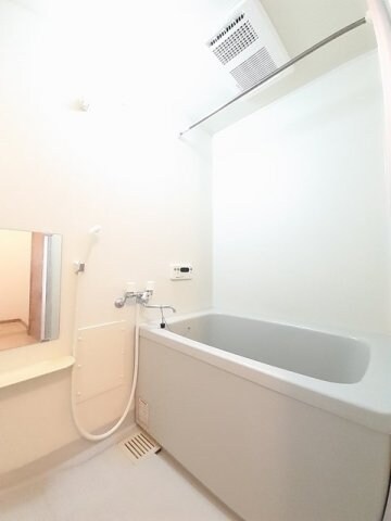 物件内観写真11　(日々の疲れを癒すお風呂付です)