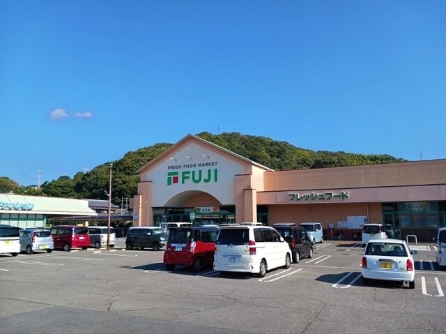 物件外観写真3　(フジ北斎院店様まで2100m)