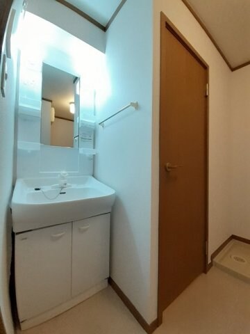 物件内観写真17　(明るい洗面所です)