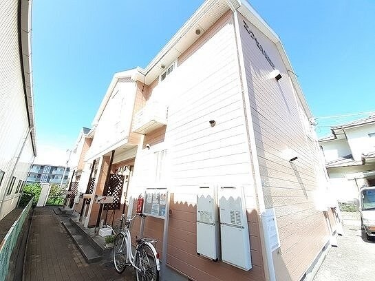 物件外観写真1　(外観は落ち着いています)