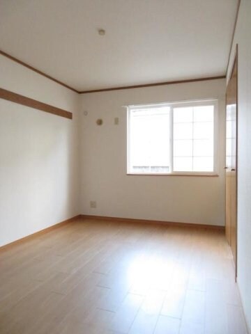 物件内観写真12　(明るい色調の室内です)