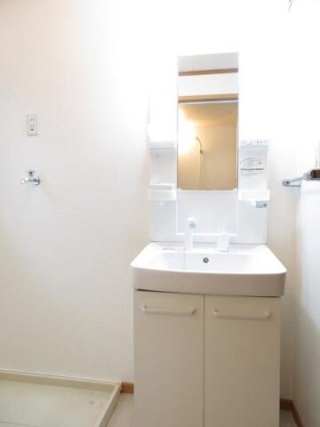 物件内観写真14　(明るい洗面所です)