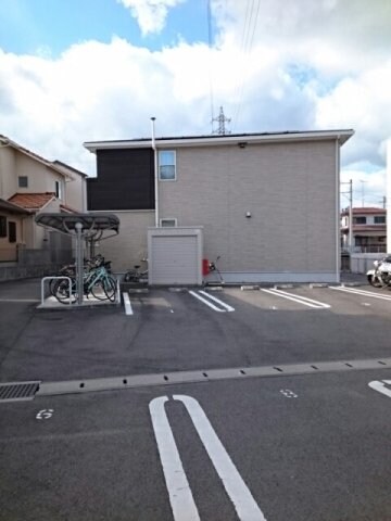 物件外観写真2　(駐車スペースもあります)