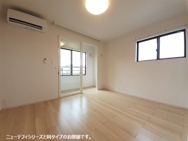 物件内観写真8　(明るい色調の室内です)