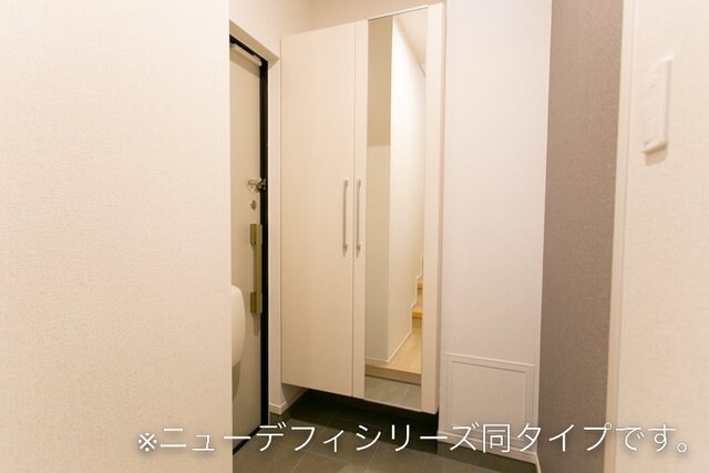 物件内観写真12　(明るい玄関です)