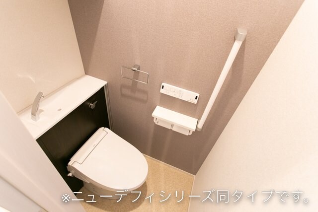 物件内観写真13　(ゆったりとした空間のトイレです)