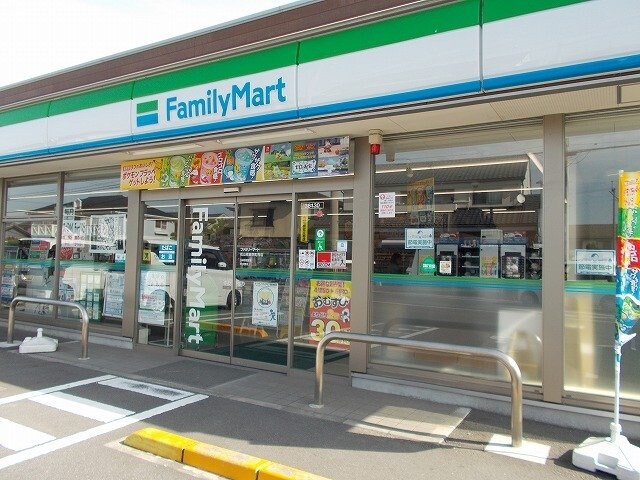 物件外観写真4　(ファミリーマート南斎院町西店様まで260m)