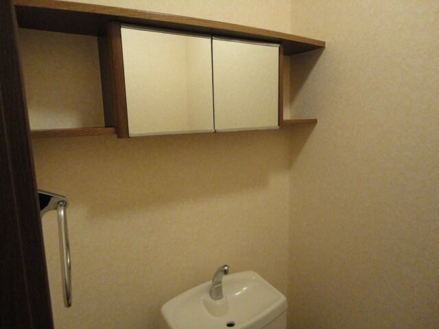 物件内観写真11　(トイレ棚)