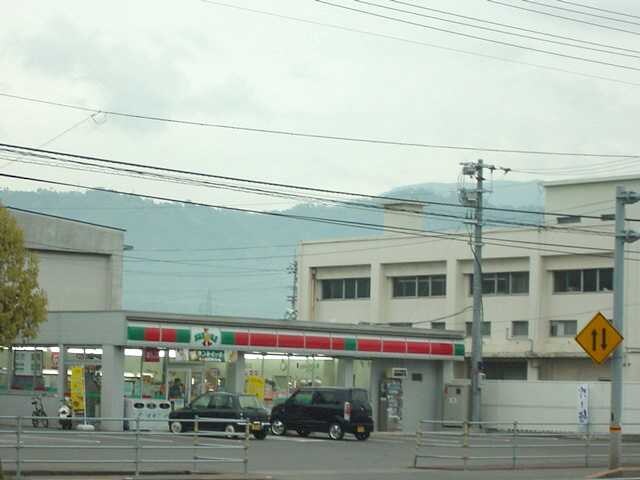 物件外観写真8　(サンクスまで1,080ｍ)