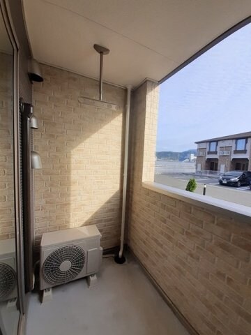 物件内観写真18　(お洗濯にも便利なバルコニー付き)